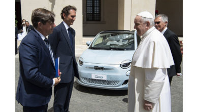 Photo of His Holiness Pope Francis grants an audience to Stellantis, to hear about the new Company and the values of sustainable mobility upheld by the Fiat 500