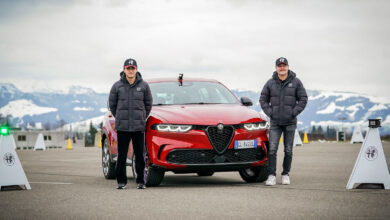 Photo of The Alfa Romeo Tonale Plug-In Hybrid Q4 tested by Formula 1 drivers Valtteri Bottas and Zhou Guanyu